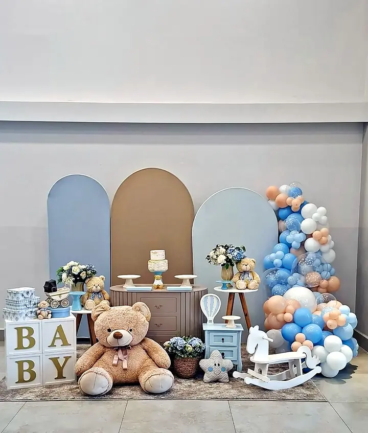Chá de bebê em azul e bege com urso e cubos BABY