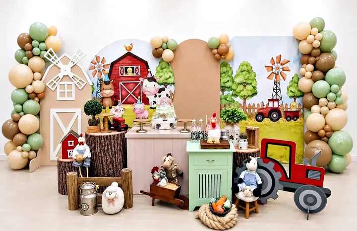Festa infantil com tema fazendinha, trator e celeiro