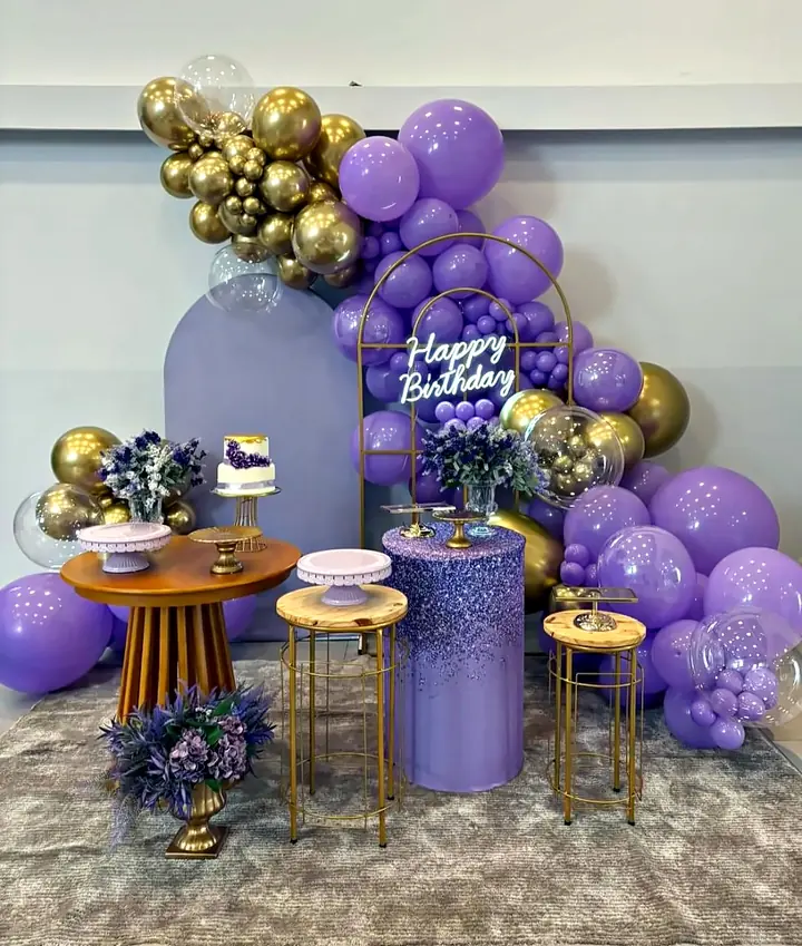 Mesa lilás e dourada com neon Happy Birthday