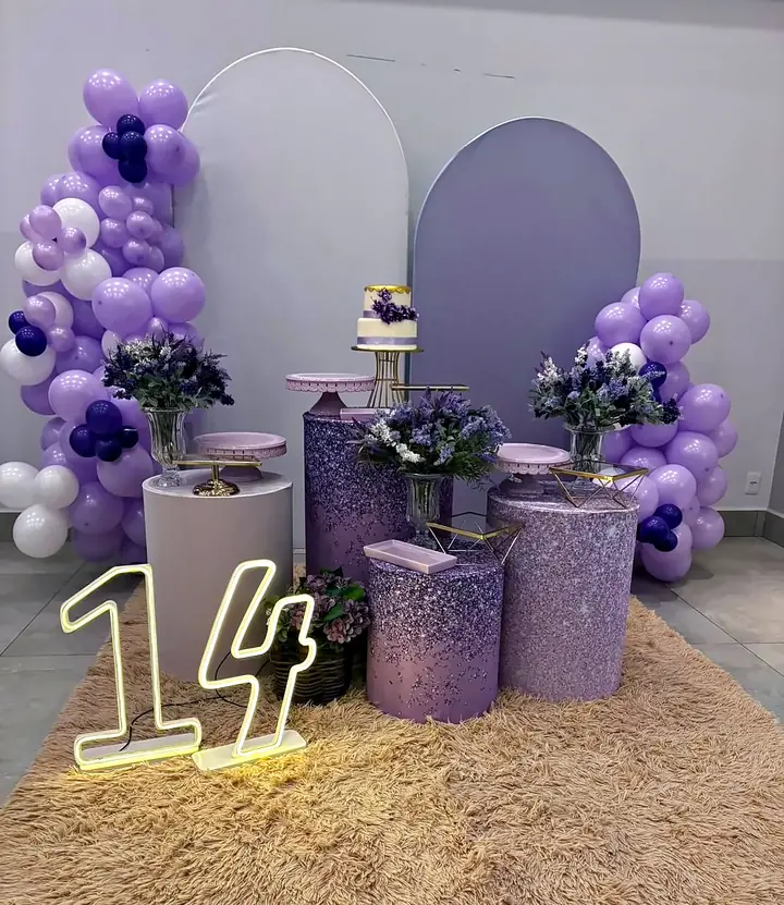 Aniversário de 14 anos em lilás com neon