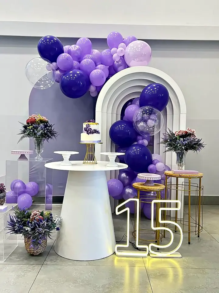 Festa de 15 anos em lilás com arco em degraus e neon