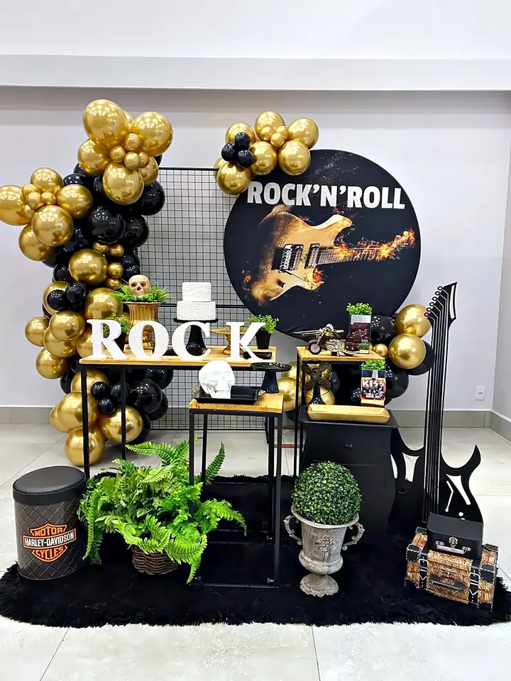 Festa com tema rock em preto e dourado