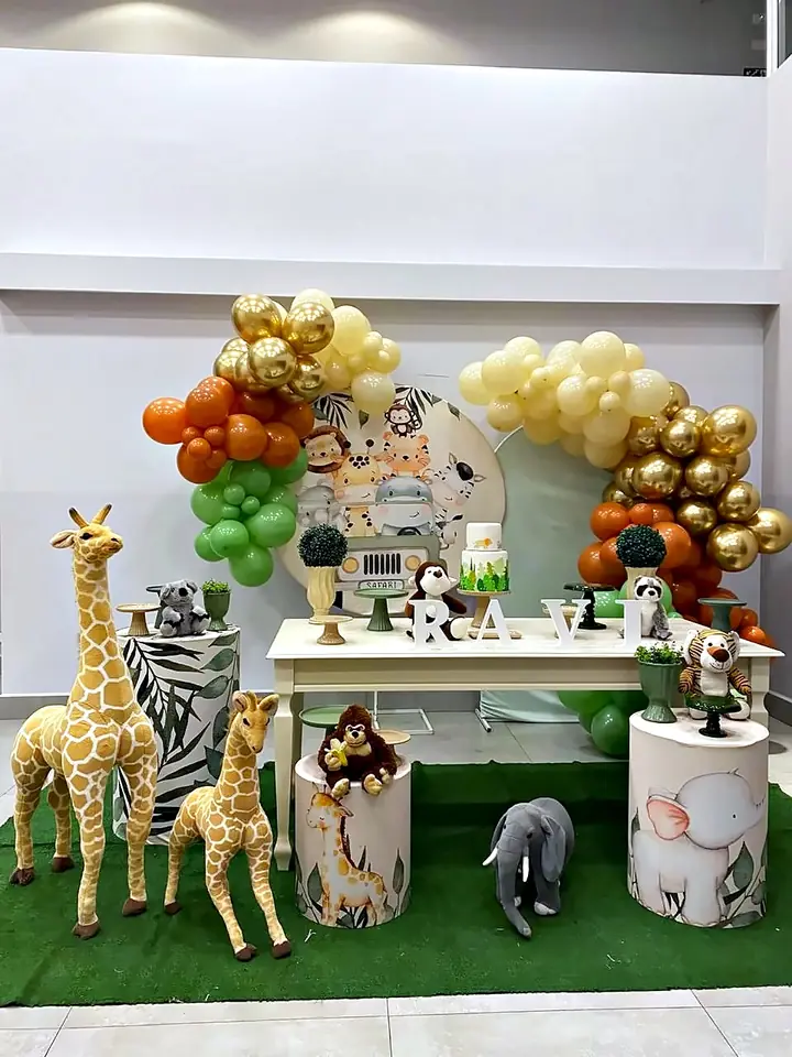 Festa safári com girafas e balões em verde e laranja