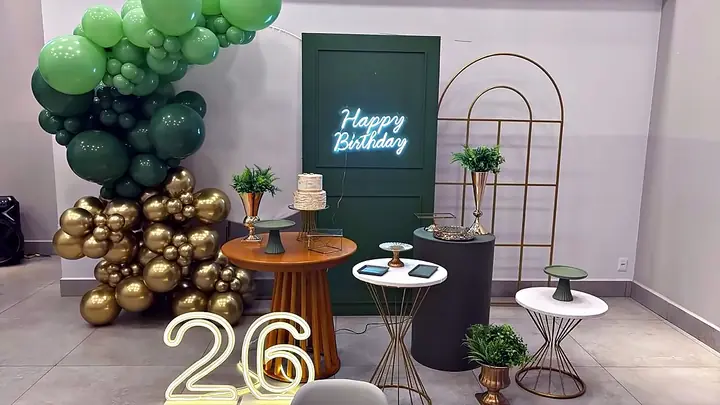 Aniversário em verde e dourado com neon Happy Birthday